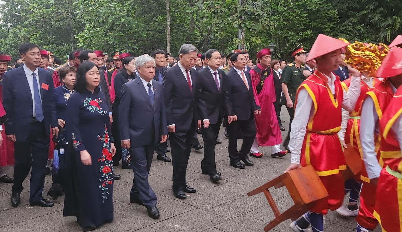 Đoàn lãnh đạo Đảng, Nhà nước, địa phương tại Lễ dâng hương tưởng niệm các Vua Hùng sáng 18/4.