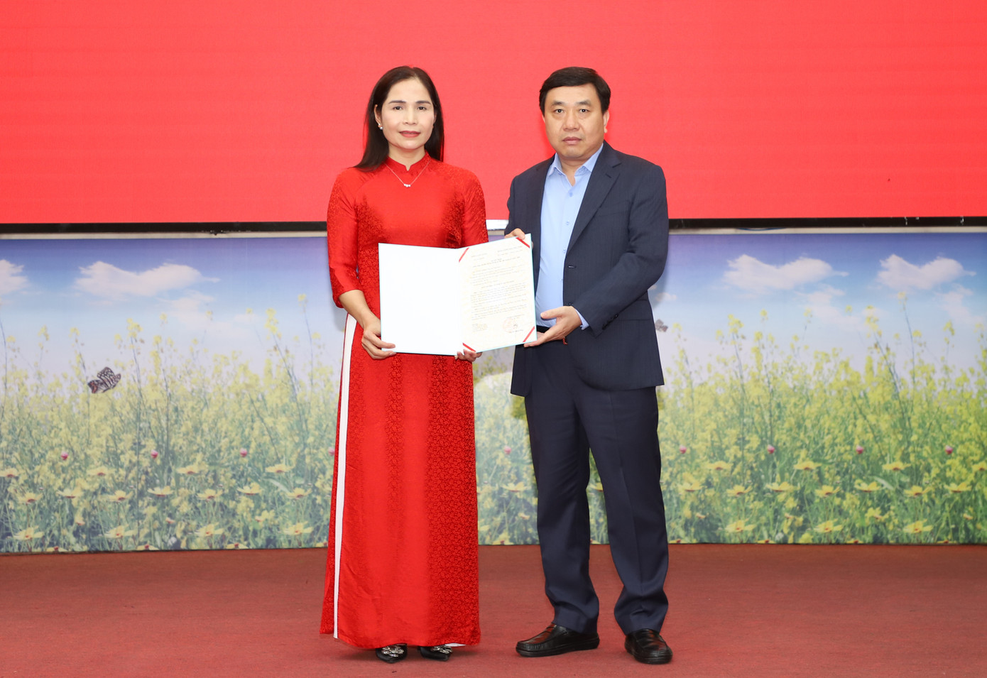 Quyền Bí thư Tỉnh ủy Nguyễn Mạnh Dũng trao quyết định của BTV Tỉnh ủy cho bà Phạm Thị Hồng Yên.