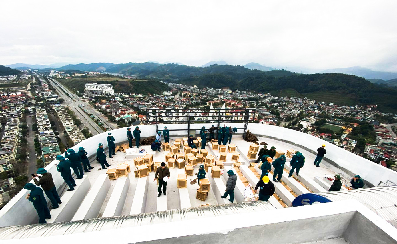 Điểm bắn pháo hoa tại tòa tháp cao 25 tầng ở Lào Cai.