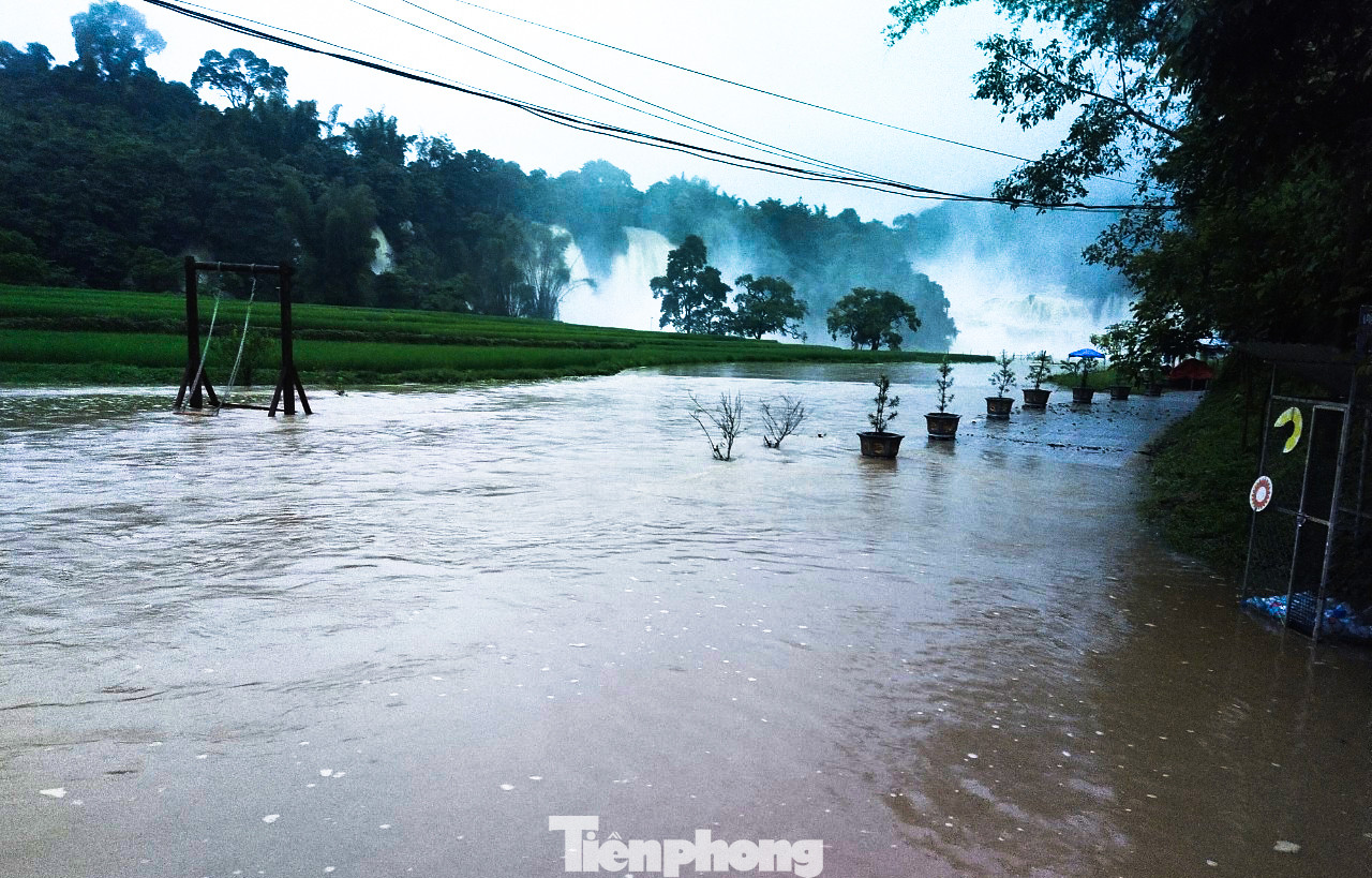 Dự kiến mất vài ngày để nước rút, các hoạt động tham quan thác mới tiến hành trở lại. Dự kiến mất vài ngày để nước rút, các hoạt động tham quan thác mới tiến hành trở lại.