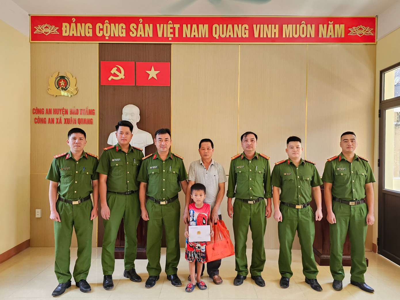 Công an xã Xuân Quang, Bảo Thắng (Lào Cai) nhận nuôi cháu Trần Huy Quân.
