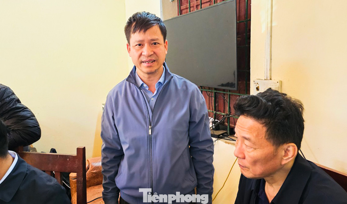 Giám đốc Vườn quốc gia Hoàng Liên Nguyễn Hữu Hạnh đang trao đổi thông tin vụ cháy rừng với lãnh đạo Sa Pa và công an tỉnh Lào Cai. Ảnh: Hân Nguyễn.