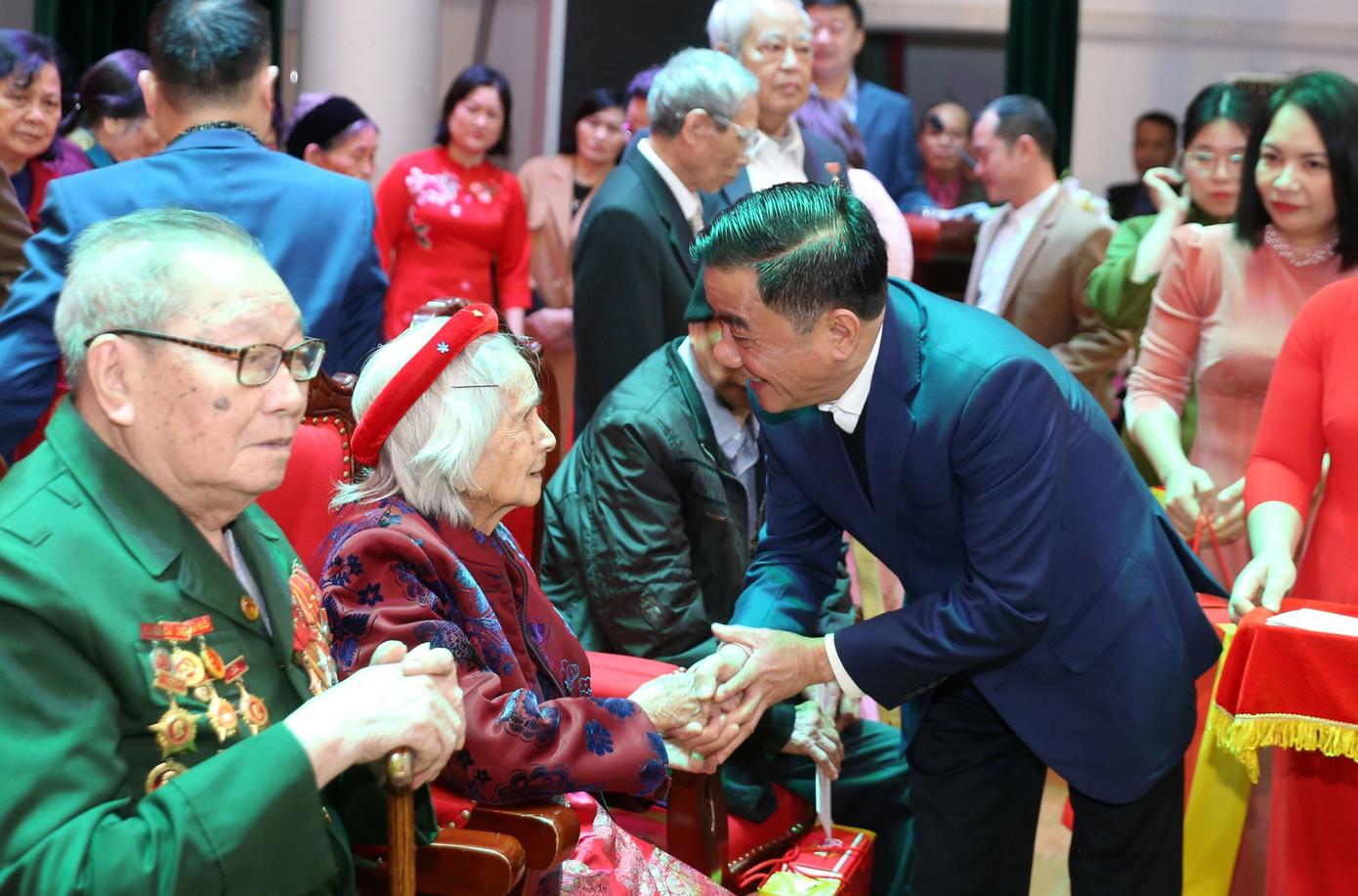 Chủ nhiệm Ủy ban Kiểm tra Trung ương Trần Cẩm Tú thăm hỏi, tặng quà Mẹ Việt Nam anh hùng.