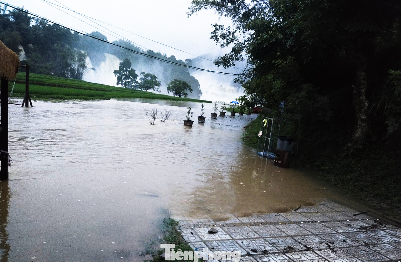 Nước dâng, ngập đường xuống chân thác. Nước dâng, ngập đường xuống chân thác.