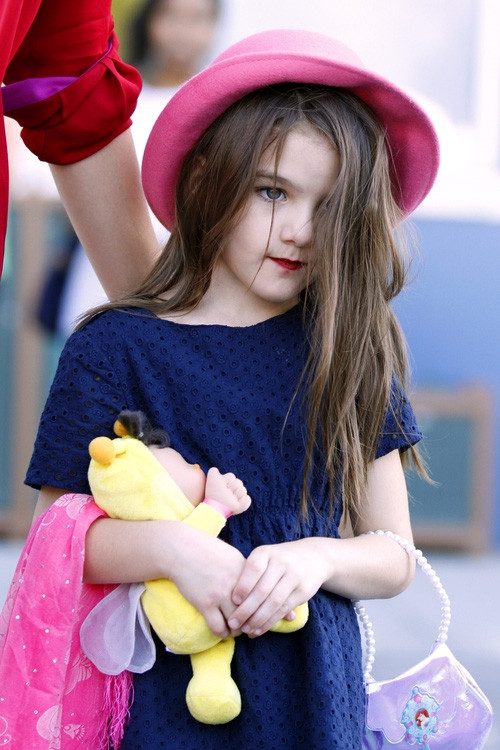Cuộc sống thiếu tình cha của Suri Cruise, trái ngược Harper Beckham ảnh 7