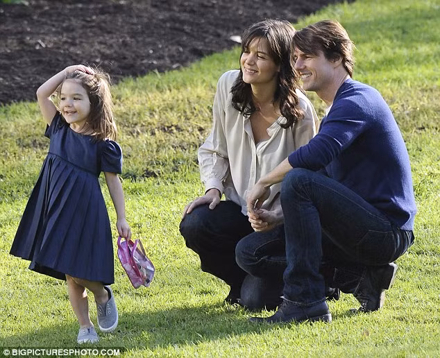 Cuộc sống thiếu tình cha của Suri Cruise, trái ngược Harper Beckham ảnh 4