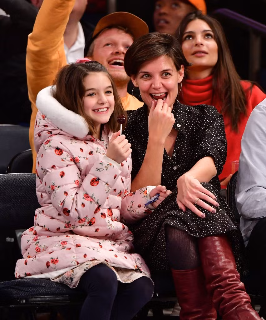 Cuộc sống thiếu tình cha của Suri Cruise, trái ngược Harper Beckham ảnh 11