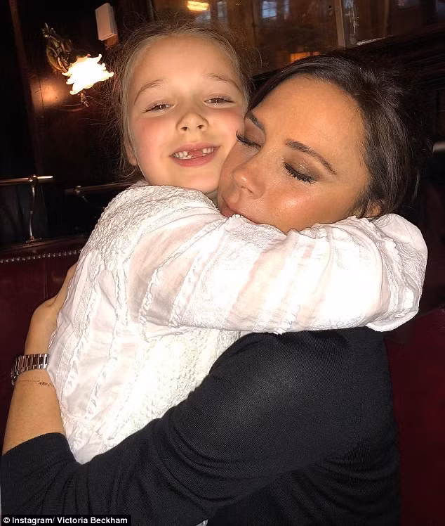 Cuộc sống thiếu tình cha của Suri Cruise, trái ngược Harper Beckham ảnh 22