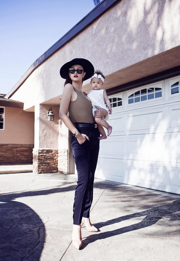 Ngưỡng mộ loạt bà mẹ nổi tiếng lấy lại vóc dáng ‘thần tốc’ sau sinh ảnh 10