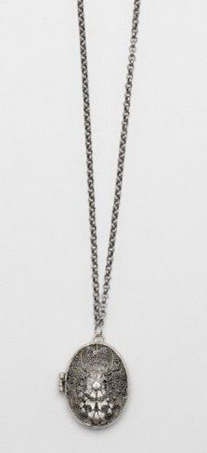 Dây chuyền hoa văn: 420.000VNĐ (http://needsupply.com)