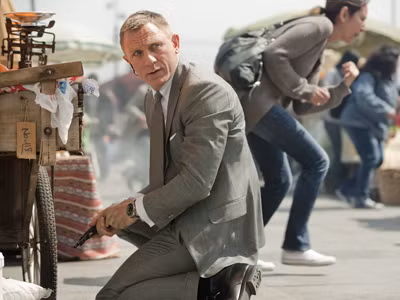 Trong Tử địa Skyfall, James Bond đeo đồng hồ Seamaster Planet Ocean 600M để quảng cáo cho hãng Omega vì 1/3 kinh phí làm phim đến từ các hợp đồng quảng cáo 
