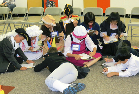 Sau đó từng nhóm học sinh ngồi quây lại trên sàn để thảo luận câu trả lời cho đội mình