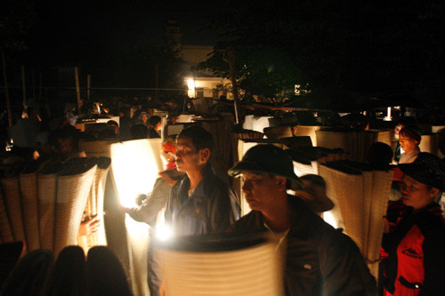 Phiên chợ chiếu đông đến hàng trăm người bán, mở vào lúc 2h sáng, theo người cao tuổi nhất trong chợ đây là tục lâu đời không ai biết rõ lý do