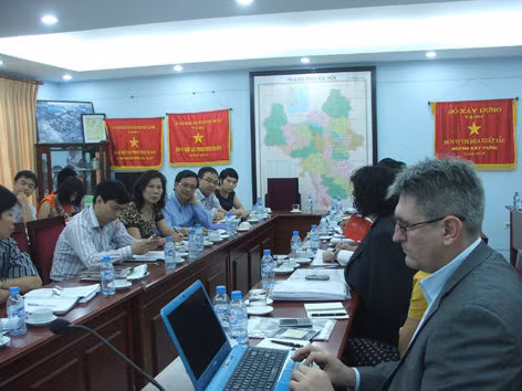 Đại diện các hộ dân (bên trái) và chủ đầu tư trong buổi làm việc tại Sở Xây dựng Hà Nội. Ảnh: Lê Minh Tuấn