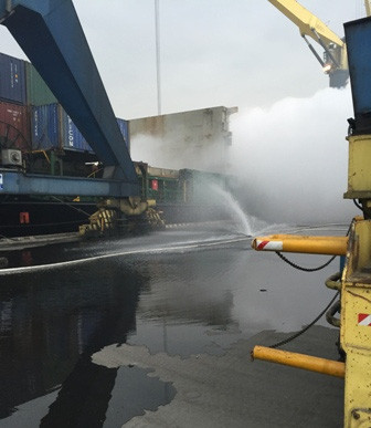 Container bốc hỏa, cả bến cảng chìm trong khói hóa chất ảnh 1