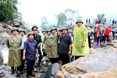 Phó Thủ tướng Nguyễn Xuân Phúc thị sát khu vực bị lũ quét tại thôn Can Hồ A (xã Bản Khoang, Sa Pa, Lào Cai). Ảnh: Xuân Tùng