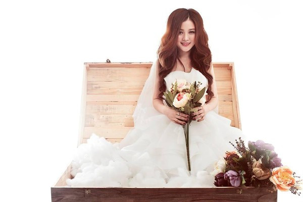 Tốt nghiệp đại học khoa Giáo dục nhưng có lẽ Thủy lại nặng duyên với nghệ thuật hơn Bài viết: http://news.zing.vn/Hot-girl-Gia-Lai-xinh-nhu-bup-be-post359945.html#home_cate.tinchinh Nguồn Zing News 