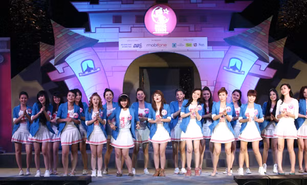 Các cô gái Miss Teen mang đến màn đồng diễn ca khúc Miss Teen