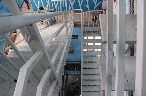 ầu thang lên trường ngoằn ngoèo, cao, nhỏ hẹp nếu đi hai chiều học sinh sẽ phải xếp thành 2 hàng, một đi xuống một đi lên