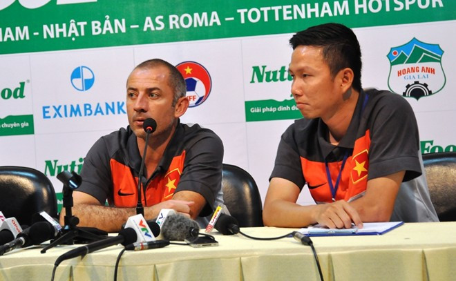 HLV Guillaume thừa nhận các học trò U19 Việt Nam của ông chơi thiếu hiêu quả. Ảnh: Zing