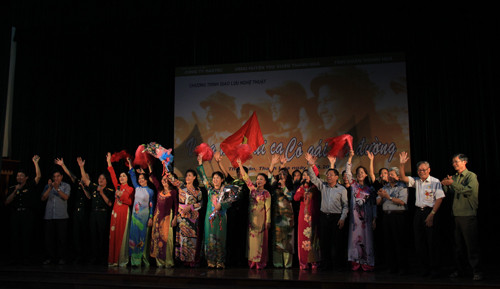 Nhân dịp kỷ niệm sinh nhật lần thứ 123 của Bác Hồ, kết thúc chương trình, cả đoàn công tác hát vang bài “Như có Bác Hồ trong ngày vui đại thắng”. Ảnh: Trường Phong 
