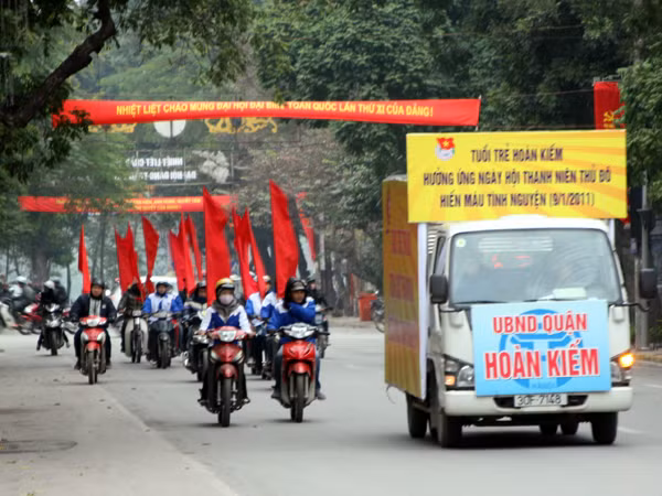 Các bạn trẻ xuống đường cổ động ngày hội hiến máu tình nguyện sáng nay, 9 - 1. Ảnh: Minh Đức