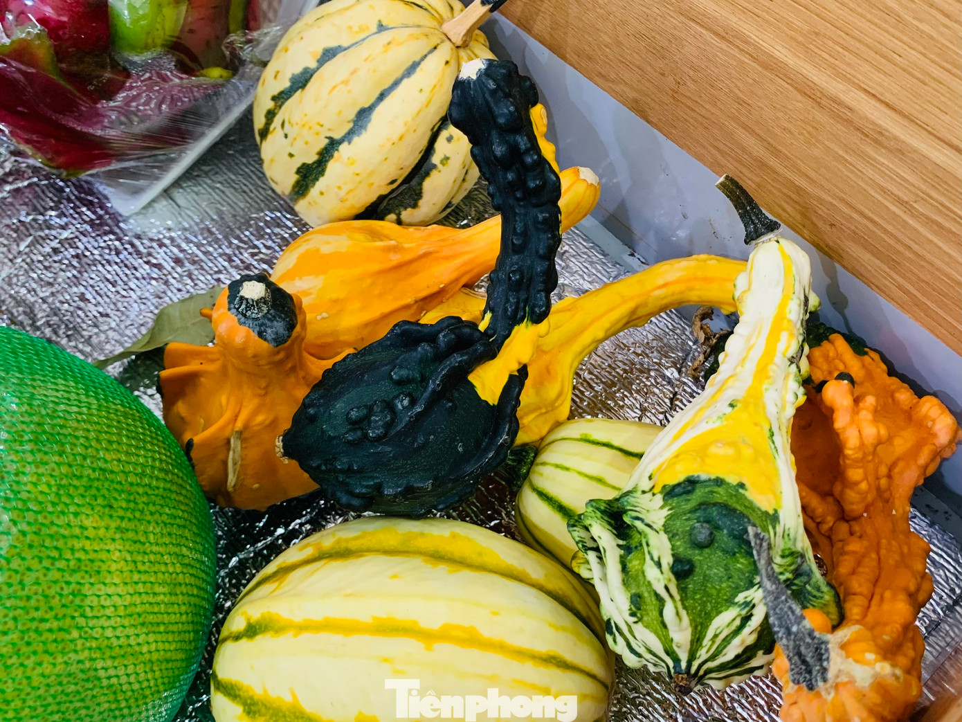 Trong đó, các loại bí mini được người dân ưa chuộng hơn cả. Người dân có thể mua từng quả hoặc mua một set trang trí gồm nhiều loại bí như bí giọt nước, bí thiên nga, bí hạt đậu, bí ngô mini, bí sọc dừa, bí vũ trụ…