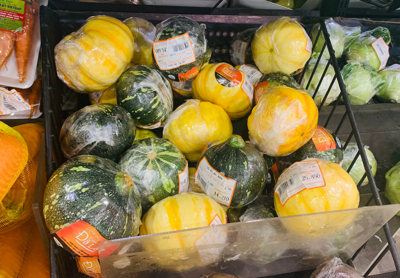 Giá cả của bí khá đa dạng, tùy theo từng loại bí. Bí thiên nga giá cao nhất, khoảng 250.000 đồng/kg. Bí mini có giá dao động 110.000-130.000 đồng/kg, tùy kích cỡ và màu sắc (bí màu vàng đậm hoặc trắng có giá cao hơn bí vàng sữa).