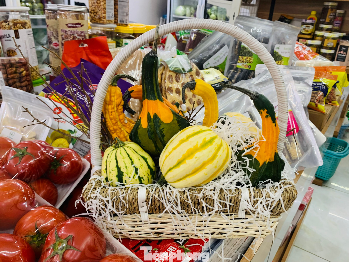 Tại cửa hàng nông sản trên phố Đội Cấn (Hà Nội), giá của mỗi quả sẽ có giá dao động khoảng 40.000-60.000 đồng/quả, tùy theo kích thước và loại bí. Một set bí khoảng 10 quả sẽ có giá khoảng 500.000 đồng. Ngoài ra một số cửa hàng còn cung cấp cả bắp ngô với giá 80.000 đồng/set 5 bắp hay rơm khô giá 45.000 đồng/3kg.