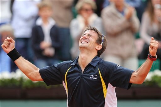 Tommy Robredo thực hiện thành công ba cuộc đào thoát liên tiếp sau khi đã bị dẫn trước hai set ở Roland Garros. Tommy Robredo thực hiện thành công ba cuộc đào thoát liên tiếp sau khi đã bị dẫn trước hai set ở Roland Garros