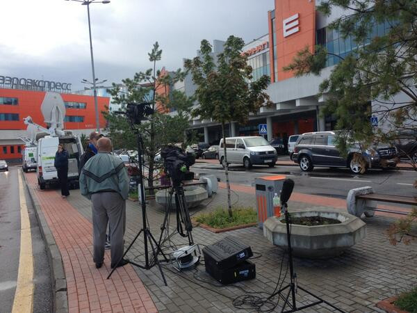 Đông đảo xe báo chí chờ sẵn bên ngoài và sẵn sàng đuổi theo Snowden nếu anh này rời sân bay