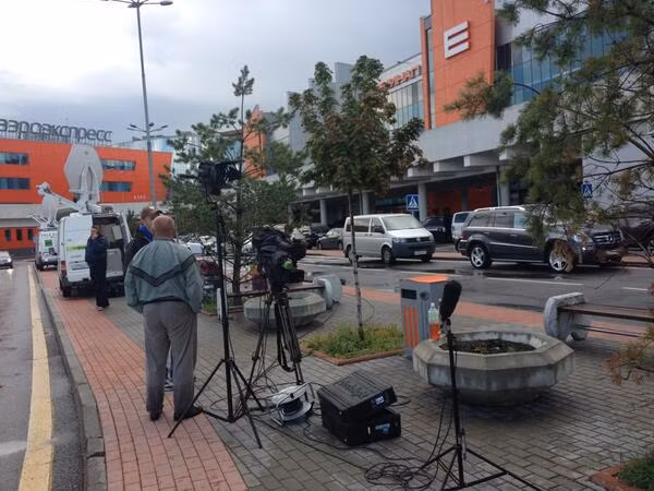 Đông đảo xe báo chí chờ sẵn bên ngoài và sẵn sàng đuổi theo Snowden nếu anh này rời sân bay