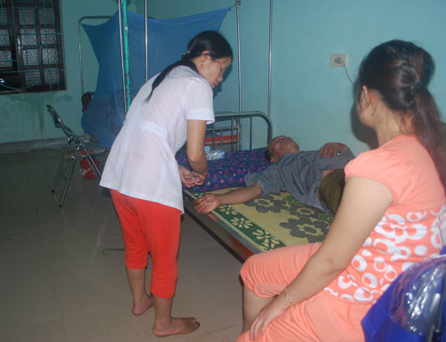 Ông Ngọ đang điều trị tại bệnh viện xã Nghĩa Hồng. Ảnh: Hải Bình. Ông Ngọ đang điều trị tại bệnh viện xã Nghĩa Hồng. Ảnh: Hải Bình