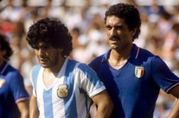 Gentile (áo xanh) luôn theo kèm Maradona như hình với bóng