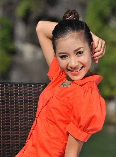 Tóc búi cao giúp Gương mặt khả ái của Miss Ngôi Sao - Thùy Chi trông cao hơn so với vóc dáng thật