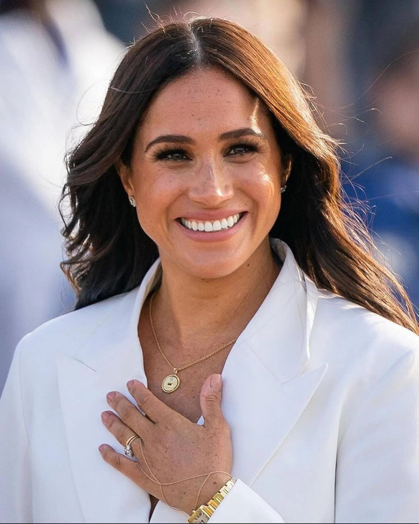 Trong buổi tiệc chiêu đãi tại Thế vận hội Invictus 2022 ở Hà Lan, Meghan được cho đã đeo đồng hồ của Công nương Diana và đôi bông tai kim cương đặc biệt. Theo truyền thông Anh, chiếc đồng hồ Cartier Tank mà cô đeo tới sự kiện từng thuộc về Công nương Diana, được Hoàng tử Harry tặng cho Meghan. Cô cũng đeo hoa tai Galanerie de Cartier của Cartier mà cô từng sử dụng trong đám cưới với Hoàng tử Harry vào năm 2018. Cô tiếp tục mang nó trong lễ rửa tội của con trai Archie vào năm 2019. Ảnh: IG.