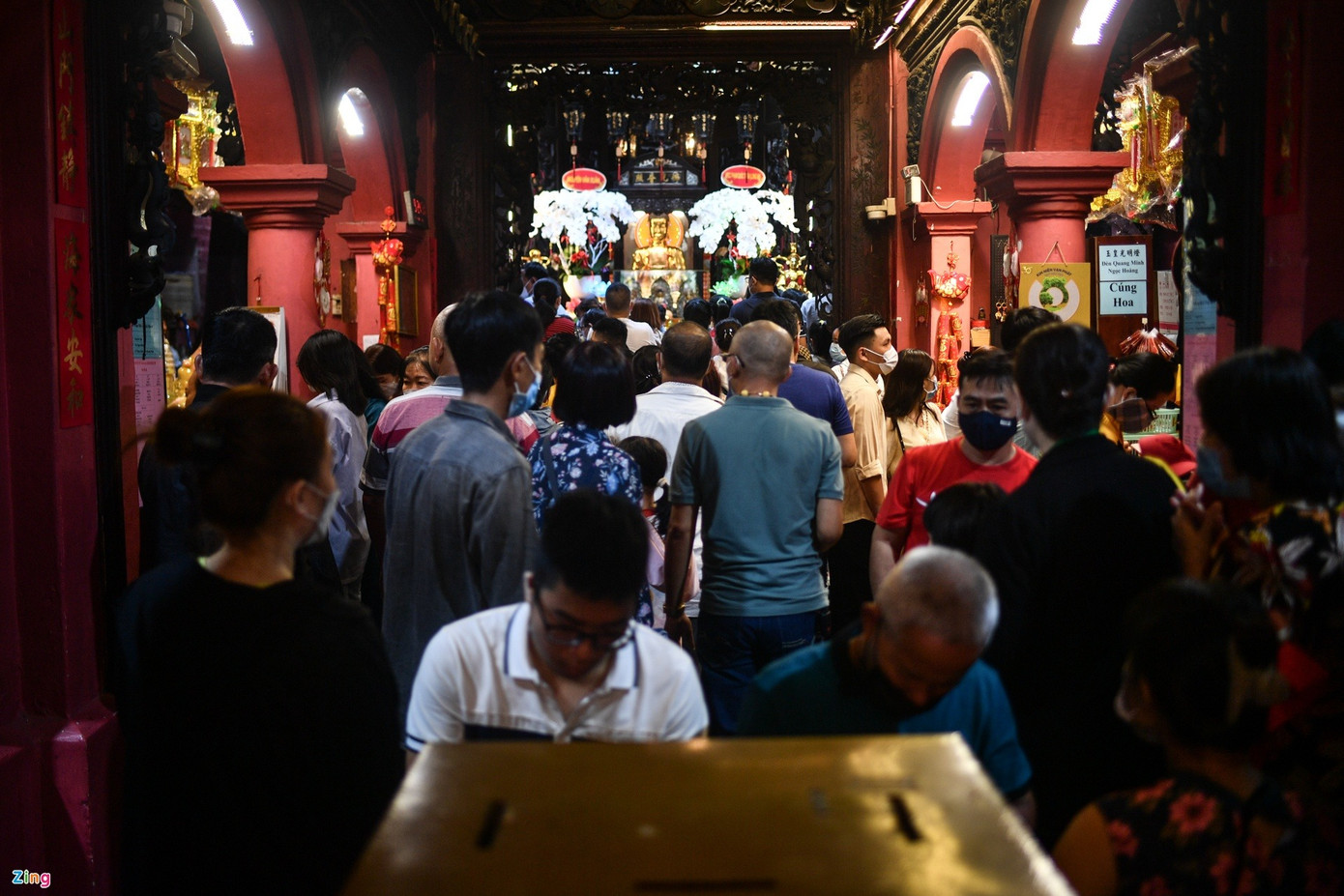 Khu vực ghi lời cầu khấn, coi quẻ, coi tuổi nằm ngay cửa chính của điện Ngọc Hoàng. Người dân có thể mua dầu, hoa quả ở hai bên lối đi trước khi vào khấn.