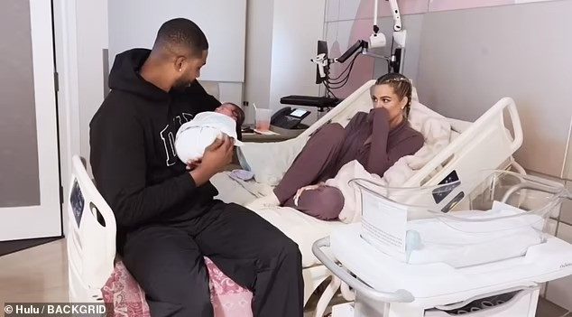 Khloe Kardashian và Tristan Thompson chào đón con trai qua dịch vụ đẻ thuê. Ảnh: BackGrid.