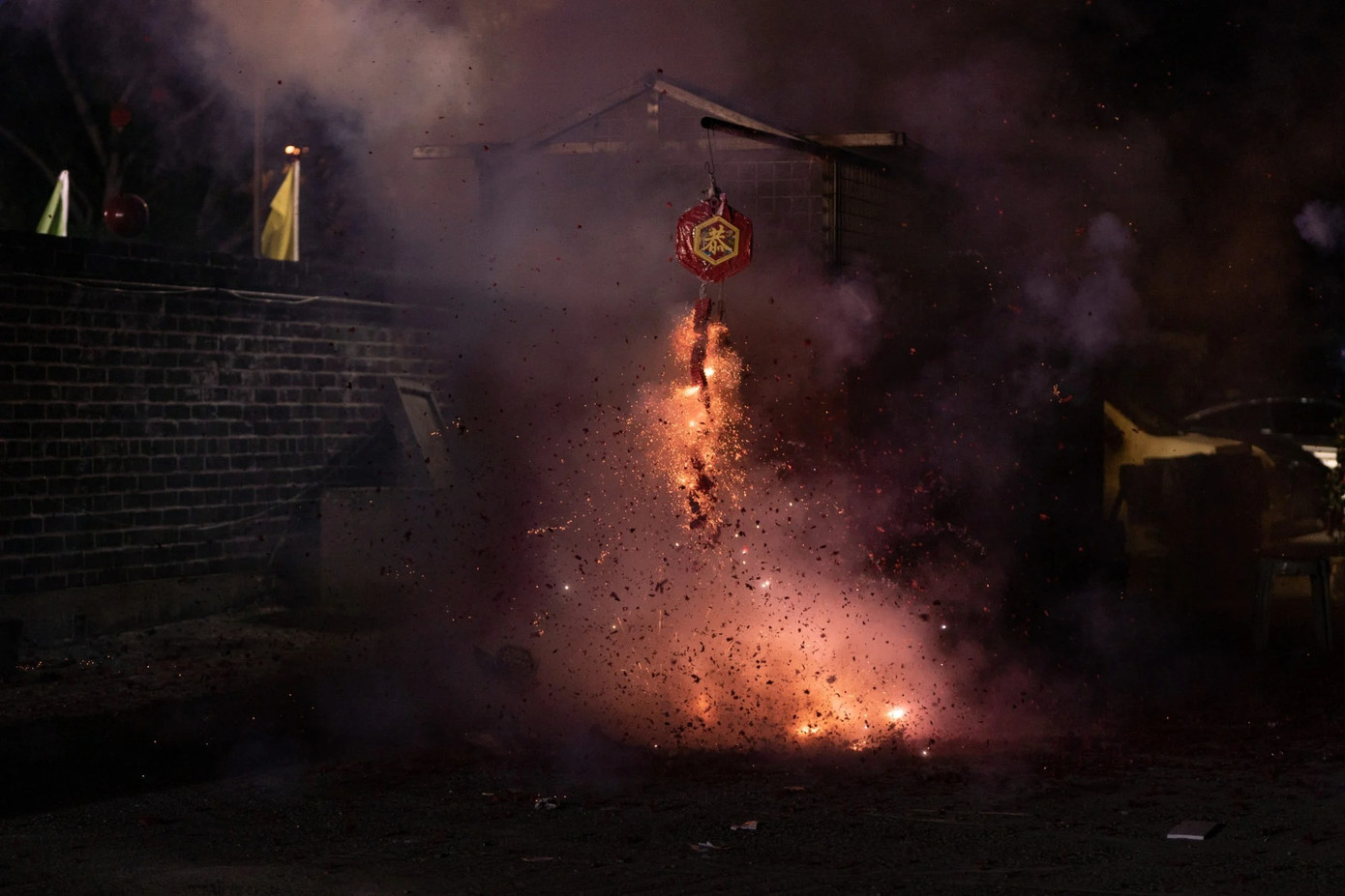 Đốt pháo ngày Tết bị cấm vì nguy hiểm. Ảnh: Getty Images. Đốt pháo ngày Tết bị cấm vì nguy hiểm. Ảnh: Getty Images.