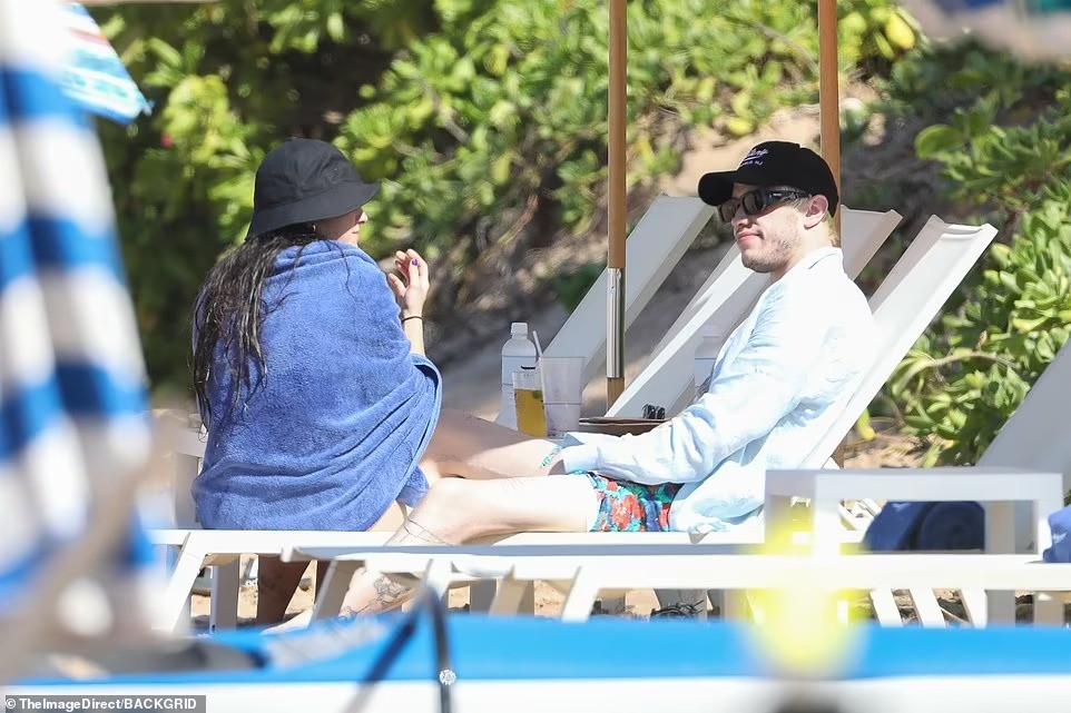 Gần một năm bên Kim là khoảng thời gian khó khăn đối với Pete. Anh liên tục bị Kanye West, chồng cũ của Kim, khủng bố tinh thần, thậm chí dọa giết. Đến mức, sau khi chia tay Kim, anh phải tìm đến bác sĩ tâm lý để điều trị. Ảnh: BackGrid.