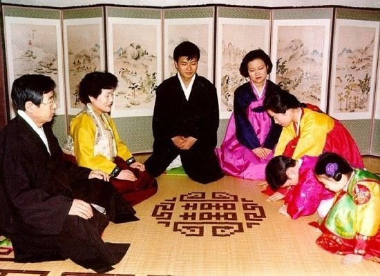 Hàn Quốc đón Tết Âm lịch như nhiều quốc gia châu Á khác. Hàn Quốc đón Tết Âm lịch như nhiều quốc gia châu Á khác.