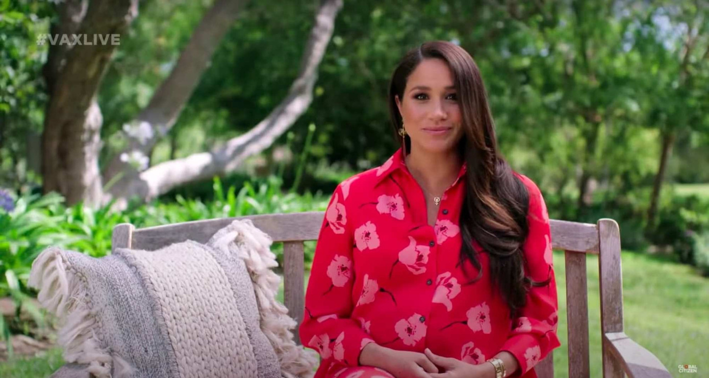 Tại chương trình Vax Live của Global Citizen năm 2021, cựu diễn viên Mỹ đeo chiếc vòng cổ từ bộ trang sức Kamala Harris + Woman Power từ thương hiệu Awe Inspire. Theo SCMP, bộ trang sức gồm hai chiếc vòng cổ, một có khắc ảnh Phó tổng thống Mỹ và một mang biểu tượng giới tính nữ. Trong bài phát biểu được ghi hình trước, Meghan nói về việc trao quyền cho phụ nữ và chào đón một bé gái. Khi đó, cô đang mang thai đứa con thứ hai với Harry, Lilibet. Ảnh: Vax Live