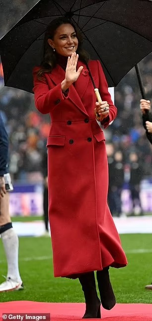 Công nương Kate tiếp nối phong cách thời trang một màu nhưng nổi bật của cố Nữ hoàng Anh Elizabeth II. Ảnh: Getty Images/Shutterstock.