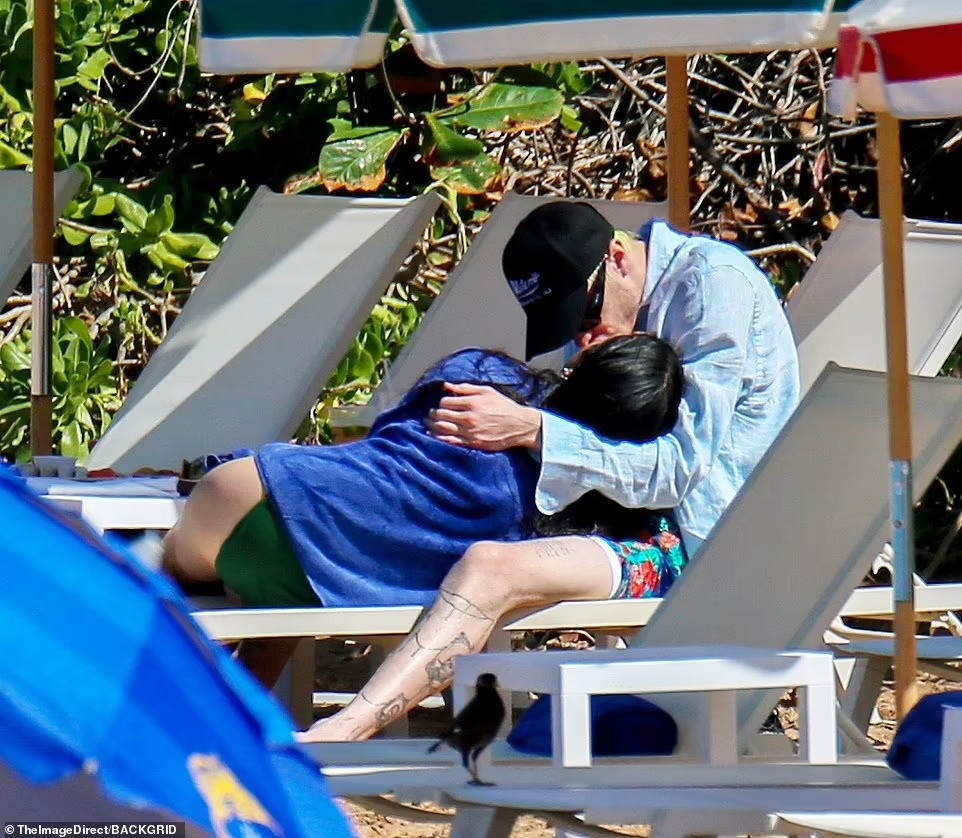 Chưa dừng lại ở đó, Pete còn ôm hôn bạn diễn kém 3 tuổi khi ngồi trên ghế tắm nắng. Ảnh: BackGrid.