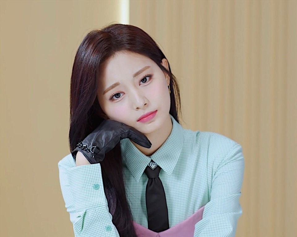 Tzuyu (TWICE): Nữ idol đến từ Trung Quốc bị chỉ trích nặng nề nhất TWICE vì là đảm nhận vai trò hình ảnh (visual) của nhóm. Cư dân mạng cho rằng cô chỉ có ngoại hình đẹp, còn giọng hát và cảm xúc trên sân khấu đều chưa đạt.