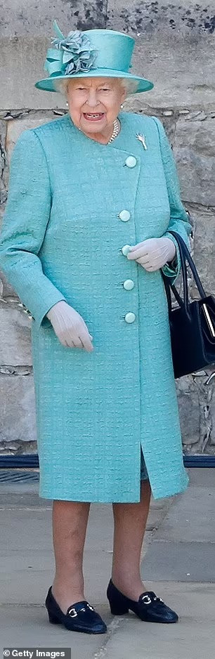 Kate mặc màu xanh nhạt đến lễ Phục sinh năm 2022. Nữ hoàng mặc màu tương tự cho sự kiện đánh dấu sinh nhật của bà vào năm 2020. Ảnh: GC/Getty.