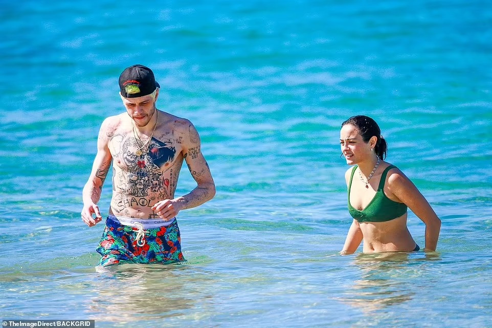 Ngày 23/1, Daily Mail tung loạt ảnh độc quyền về Pete Davidson và tình mới Chase Sui Wonders trong kỳ nghỉ ở Hawaii, Mỹ, vào cuối tuần qua. Ảnh: BackGrid.
