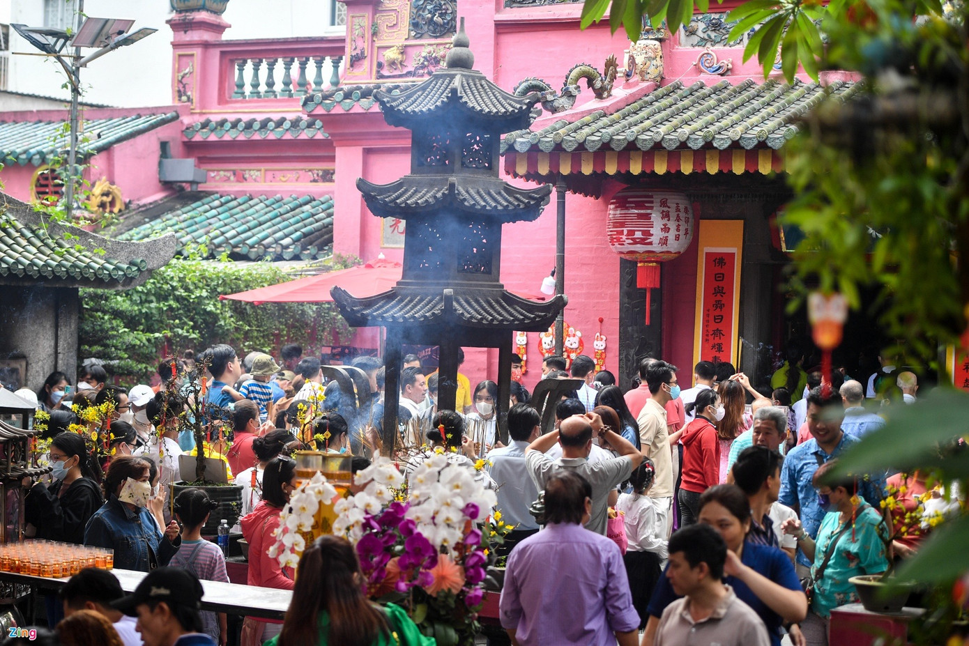 Từ sáng sớm, dòng người đã đổ về chùa Ngọc Hoàng, hay còn gọi là Phước Hải Tự (đường Mai Thị Lựu, quận 1), để cầu bình an cho năm mới. Bên cạnh đó, không ít bạn trẻ cũng đến đây lễ bái với mong muốn gặp được mối nhân duyên tốt.