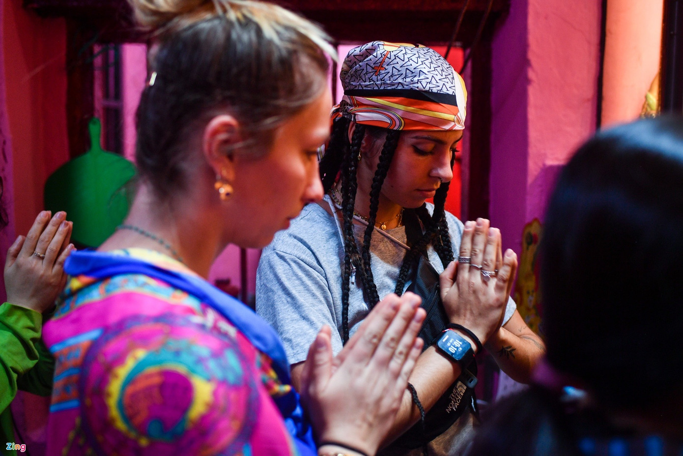 Anais và Lea (23 tuổi, đến từ Pháp) biết đến chùa Ngọc Hoàng qua các bài review trên mạng. Đôi bạn khá bất ngờ vì đến Việt Nam đúng ngay dịp Tết Nguyên đán. Lea cho biết Pháp không có ngôi chùa nào giúp se duyên như ở đây. Sau khi được hướng dẫn, hai cô gái cũng ghé qua tượng ông Tơ, bà Nguyệt để xin tình duyên viên mãn. “Đây là lần đầu chúng tôi thực hiện nghi thức này. Cả hai đều cầu mong được hạnh phúc và tìm thấy người yêu trong năm 2023”, Lea chia sẻ.