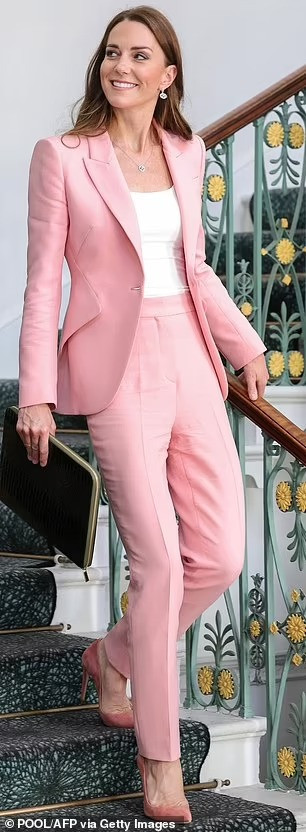 Kate vào tháng 6/2022 và Nữ hoàng trong chuyến thăm hoàng gia tới Sandringham (Anh) vào tháng 12/2019. Ảnh: WireImage/Shutterstock.